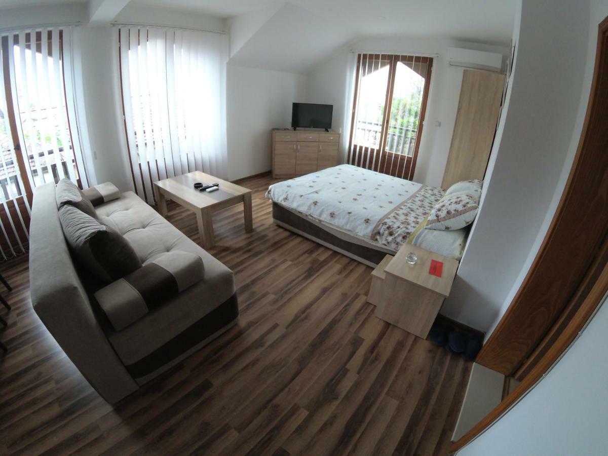 Apartment And Rooms Konak วิเชกราด ภายนอก รูปภาพ