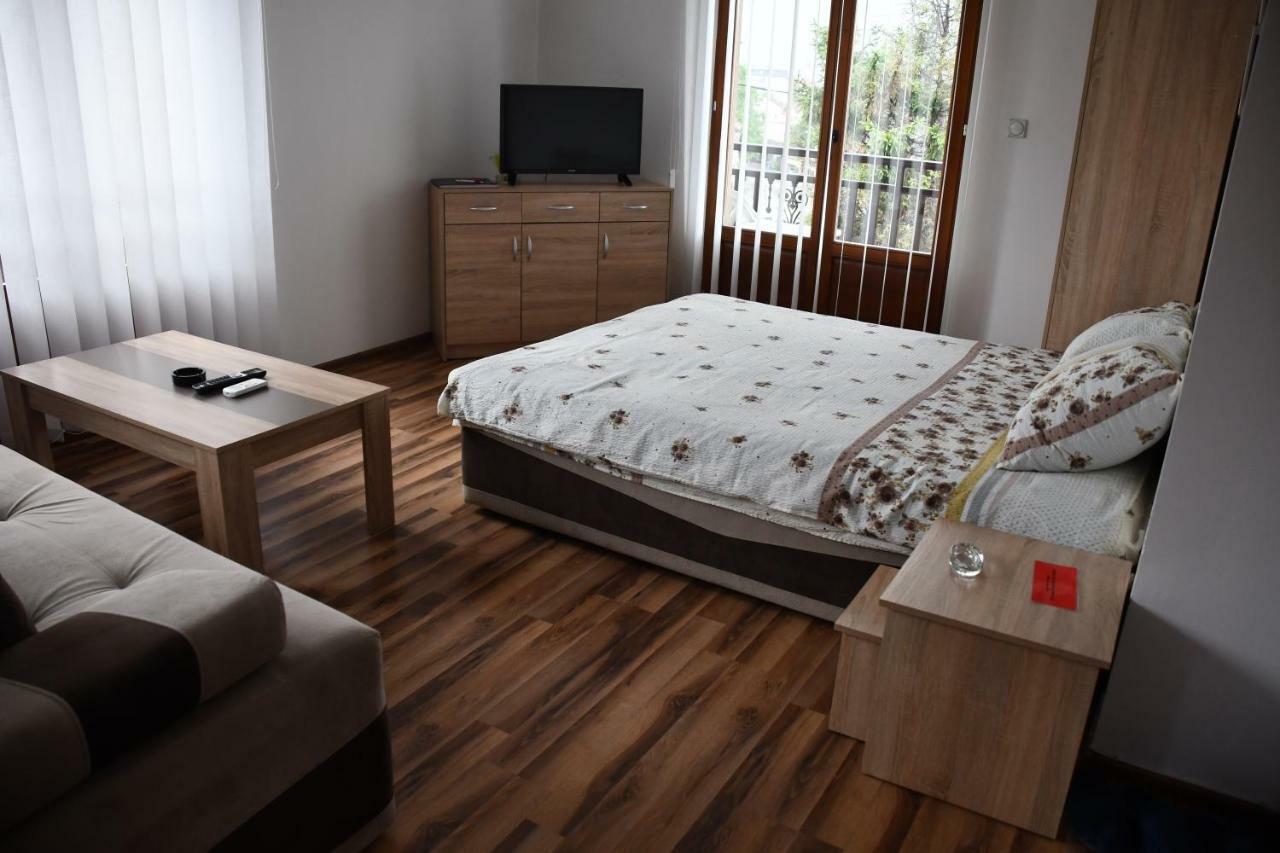 Apartment And Rooms Konak วิเชกราด ภายนอก รูปภาพ