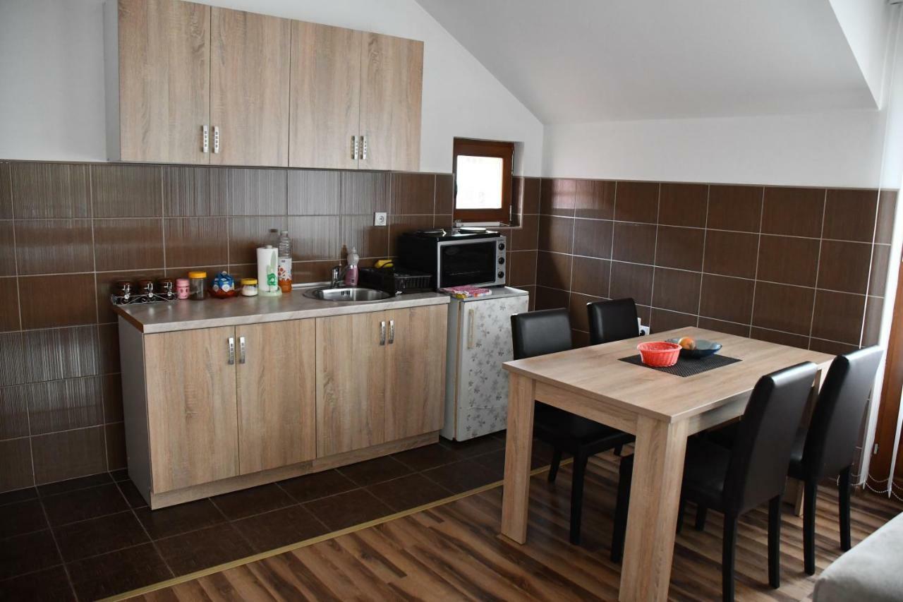 Apartment And Rooms Konak วิเชกราด ภายนอก รูปภาพ